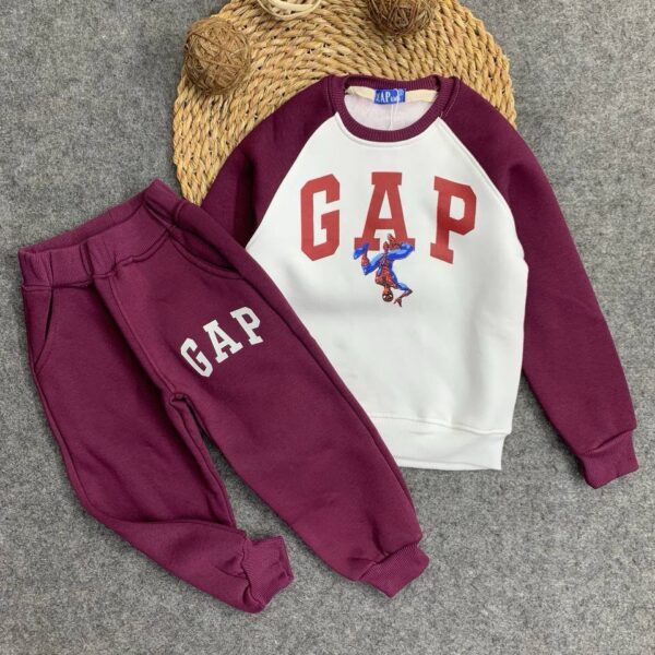 زينو gap اسابيدر ابيض ف احمر