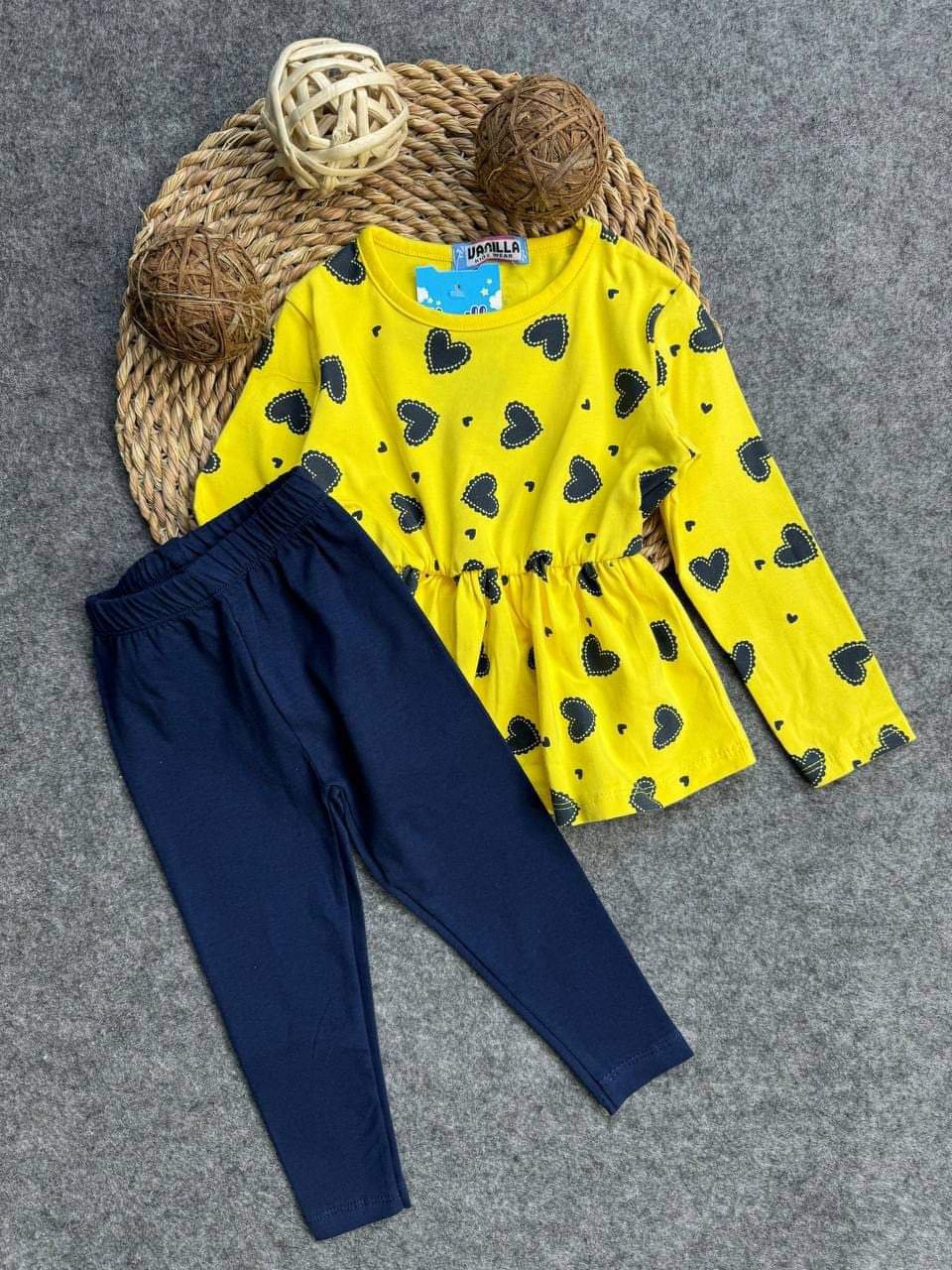 2025/12/1000169178.jpg فانليا خريفى أصفر ف كحلى - الصورة 1