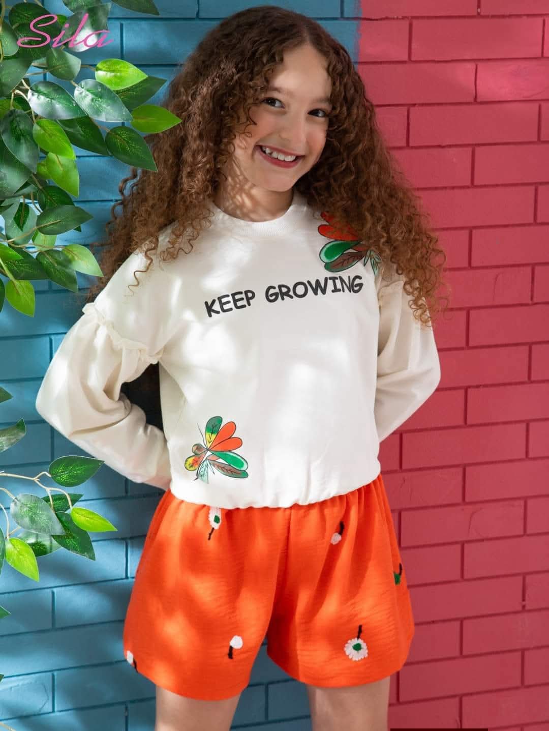 2026/03/1000213687.jpg سيلا ابيض ف شورت اورنج - الصورة 1